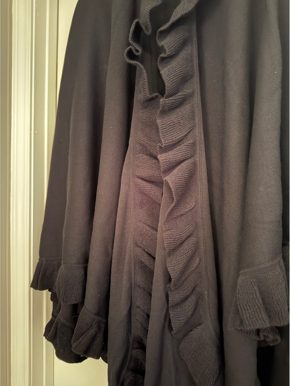 Black Ruffle Shaw OS Plus - Picture 3 of 10